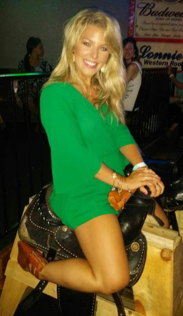 Cowgirls at Lonnie's Western Room
